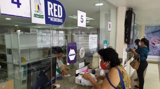 Pacientes del hospital Teodoro Maldonado Carbo del IESS en Guayaquil retiran fármacos, el 4 de agosto de 2020.