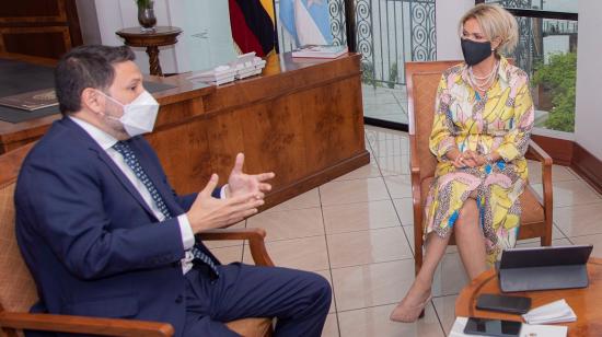 La prefecta del Guayas Susana González en una reunión con el ministro de Transporte, Gabriel Martínez, el 14 de septiembre de 2020.