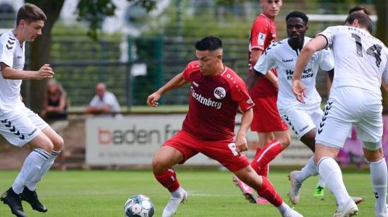 Manolo Rodas (centro) con el balón en un partido de pretemporada con el Bahlingen, el 21 de agosto de 2020.