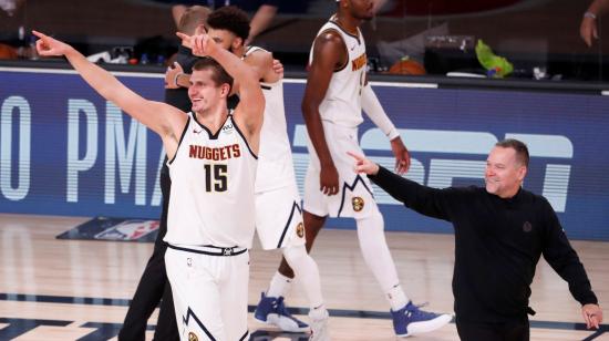 Los jugadores de los Denver Nuggets celebran su clasificación a las finales de conferencia de la NBA.