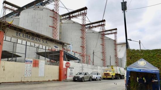 Dos camionetas de la Policía custodian la entrada de Ecuagran S.A., en Guayaquil, el 10 de septiembre de 2020. 