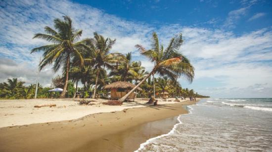 Imagen panorámica de la playa de Muisne, en Esmeraldas, donde se registró un sismo de leve magnitud, el 16 de septiembre de 2020.