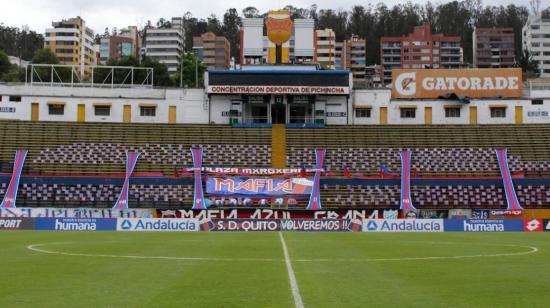 Vista de los dummies de los hinchas del Quito colocados en el estadio Atahualpa, el 7 de septiembre de 2020.