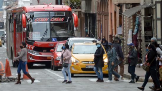 Personas caminan por las calles de Cuenca, el 14 de septiembre de 2020.