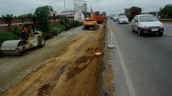 Trabajos de la concesionaria Conorte en la vía Nobol-La Cadena, en Guayas, el 4 de julio de 2014.