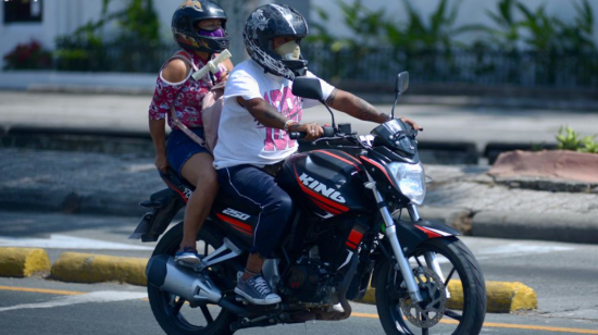 Dos personas a bordo de una moto este 16 de septiembre de 2020 en Guayaquil.