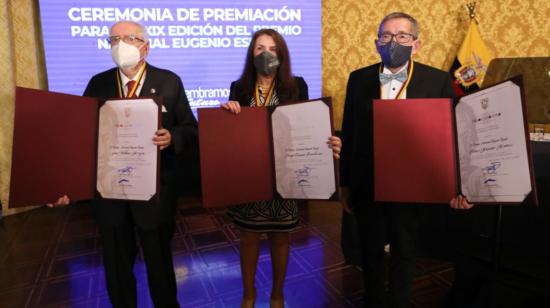 Katya Romoleroux, Juan Valdano y Álvaro Manzano y ganadores del Premio Nacional Eugenio Espejo, 16 de septiembre de 2020.