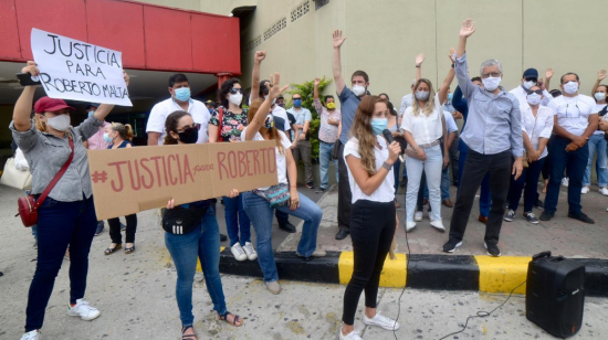 Familiares y amigos de Roberto Malta en los exteriores de los juzgados del Albán Borja, en Guayaquil, el 16 de septiembre de 2020.