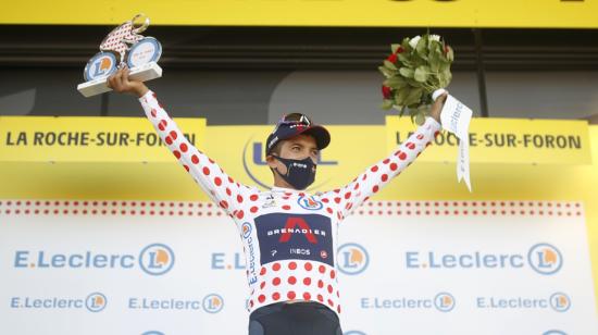 El ecuatoriano Richard Carapaz en el podio del Tour de Francia, luciendo la camiseta de las pepas rojas, el jueves 17 de septiembre de 2020.