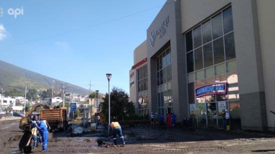 Personal del Municipio de Quito limpian las calles de Pomasqui, en el norte de Quito, el 17 de septiembre de 2020.