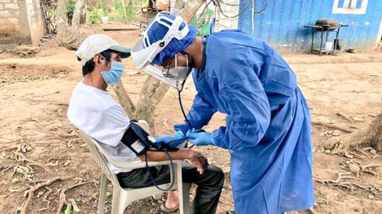 Un médico atiende a un paciente en la parroquia rural Cuna del cantón Urdaneta, provincia de Los Ríos.