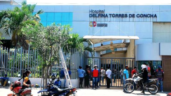 Pacientes esperan atención en el Hospital Delfina Torres de Concha de Esmeraldas, el 17 de septiembre de 2020.