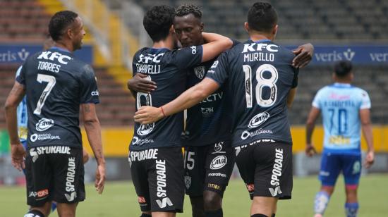 Los jugadores de Independiente festejan uno de los goles contra Macará, el martes 18 de agosto de 2020, en Quito.