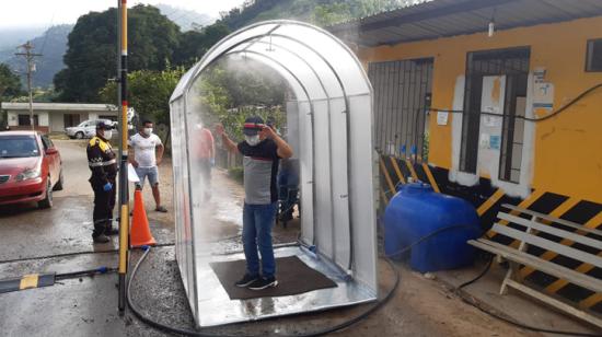 En el cantón Chilla, El Oro, se mantienen estrictos controles de desinfección. Todos los visitantes deben pasar por un protocolo antes de ingresar. Imagen del 17 de septiembre de 2020. 