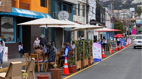 Restaurantes en Cumbayá utilizan el espacio público para aumentar su aforo, el 5 de septiembre de 2020. 