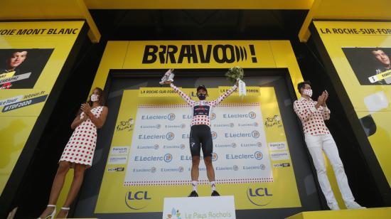 Richard Carapaz durante la premiación como líder de la montaña en el Tour de Francia, el jueves 17 de septiembre de 2020.