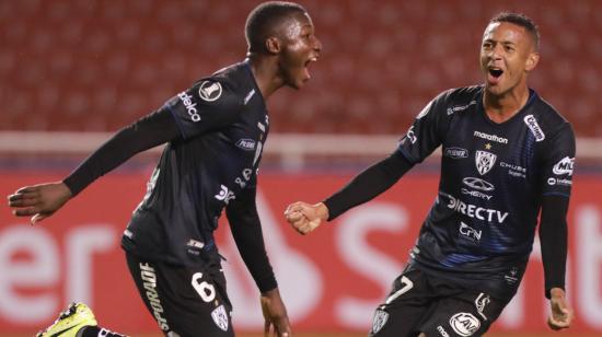 Moisés Caicedo y Gabriel Torres, de Independiente, festejan el gol ante Flamengo, el jueves 17 de septiembre de 2020.