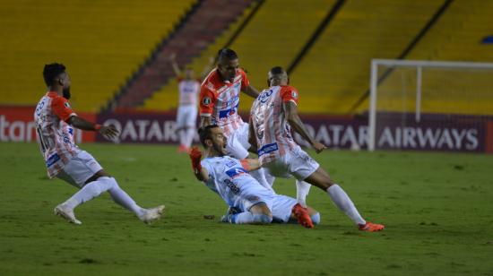 Los futbolistas de Junior festejan el primer gol ante Barcelona por Libertadores, el jueves 17 de septiembre de 2020.