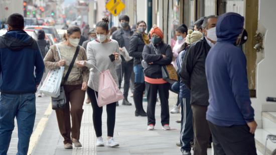 Personas caminan en las calles del Centro Histórico de Cuenca, el 14 de septiembre de 2020.