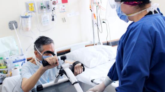 Un paciente realiza terapias respiratorias en el Hospital Carlos Andrade Marín, el 16 de septiembre de 2020.