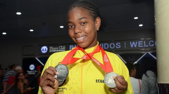 La paradeportista Seneida Rodríguez con sus dos medallas de plata en el campeonato mundial junior, en Suiza.