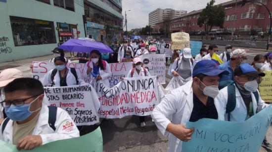 Médicos posgradistas marchan en las calles de Quito, el 18 de septiembre de 2020.