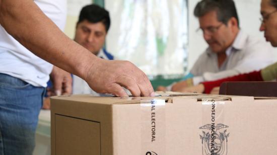 Un ciudadano ejerce su derecho al voto en las elecciones seccionales de 2019.