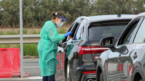 Personal sanitario italiano hace pruebas de coronavirus a los ciudadanos.  