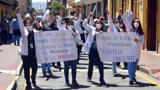 Los médicos posgradistas marcharon en protesta el 16 de septiembre de 2020 en Cuenca, solicitando sus pagos al gobierno nacional.