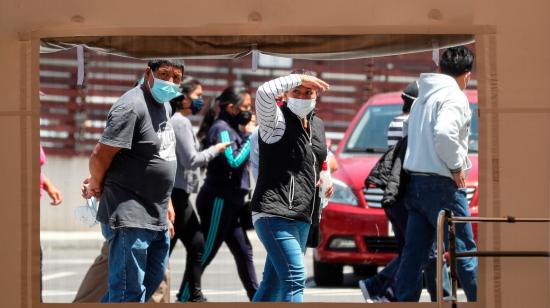 Personas esperan información de sus familiares a las afueras del hospital Iess del Sur en Quito, el 20 de septiembre de 2020.