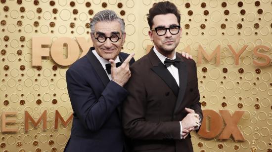 Eugene Levy y su hijo and Daniel Levy en 2019. Ambos son los creadores y protagonistas de la serie Shitt's Creek, la comedia que resultó una de las ganadoras de la noche. 