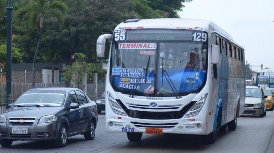 Imagen referencial. Buses y autos particulares circulan por la avenida Malecón, centro de Guayaquil.