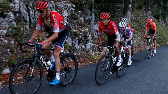 El ciclista colombiano Nairo Quintana (C) del equipo Arkéa-Samsic y su compañero de equipo, el francés Warren Barguil (L) en acción durante la Etapa 15 del del Tour de Francia, el 13 de septiembre de 2020.