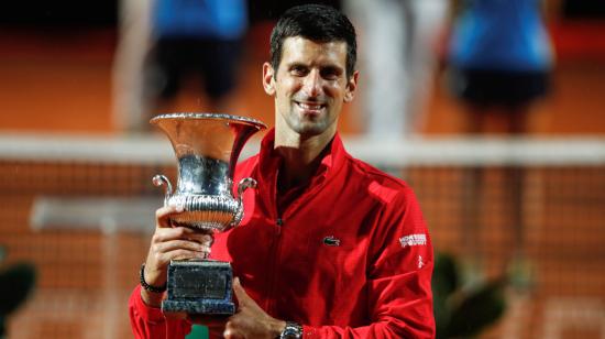 Djokovic posa con su trofeo ganado en el Masters 1000 de Roma, el lunes 21 de septiembre de 2020.