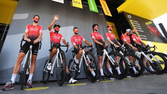 Los ciclistas del Arkéa antes del inicio de la Etapa 19 del Tour de Francia, el 18 de septiembre de 2020.