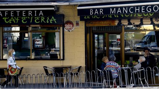 Varias personas toman café en Usera, uno de los barrios de Madrid afectados por las restricciones sanitarias, el 22 de septiembre de 2020.