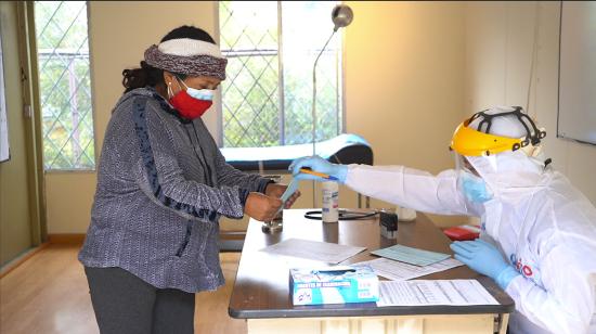 Paciente con síntomas de Covid-19 es atendida en la estación de atención médica ubicada en la Unidad Educativa Sucre en el centro de Quito. el 29 de julio de 2020.