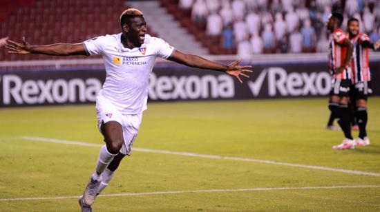 El jugador colombiano, Cristian Martínez Borja celebra su gol en el partido contra Sao Paulo, por Copa Libertadores, el 22 de septiembre de 2020.