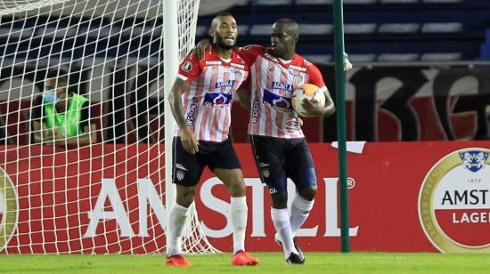 Los delanteros de Junior festejan uno de los goles ante Independiente por Libertadores, el martes 22 de septiembre de 2020.