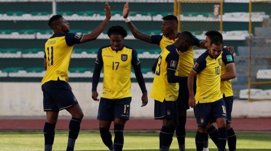 Los jugadores ecuatorianos festejan un gol en el Estadio Hernando Siles de La Paz, el 12 de noviembre de 2020.