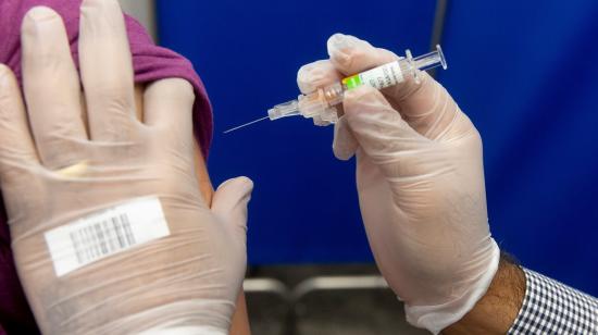 Foto referencial. Una persona se coloca una vacuna en un centro de Estados Unidos.