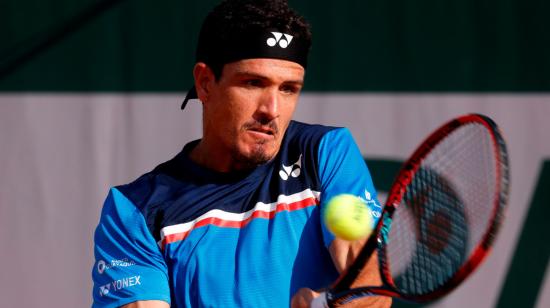 Emilio Gómez en su primer partido de la fase de calificación de Roland Garros, frente a brasileño Thiago Seyboth Wild.