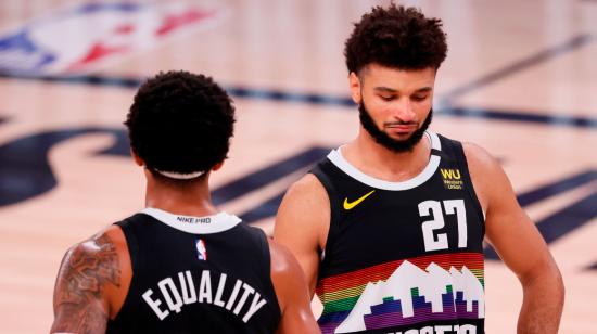 Gary Harris y Jamal Murray, celebran un tiro durante la segunda mitad del tercer juego de los playoffs de las finales de la Conferencia Oeste de la NBA entre Los Angeles Lakers y Denver Nuggets.