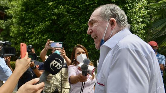 El expresidente Abdalá Bucaram Ortiz después de la colocación de su grillete electrónico, el 7 de septiembre de 2020.