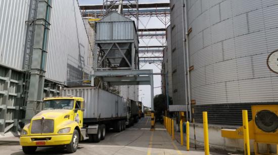 Imagen de un camión junto a los silos de Ecuagran, en Guayaquil, el 21 de septiembre de 2020. 