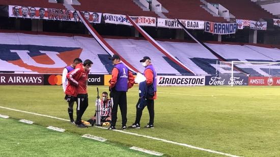 El joven jugador Brenner Souza del Sao Paulo, recibe oxígeno tras el partido frente a Liga en Quito.