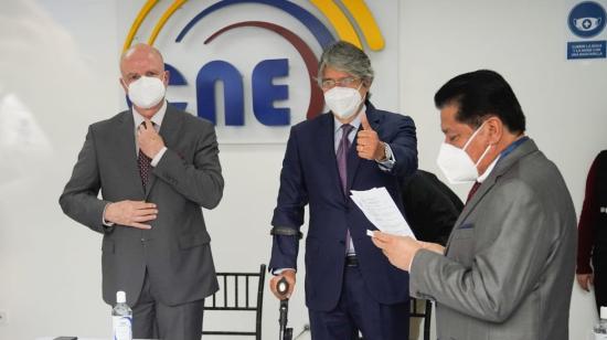 Los candidatos de Creo, Alfredo Borrero y Guillermo Lasso (de Izq a Der) en el CNE en Quito, el 23 de septiembre de 2020.