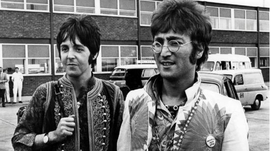 Paul McCartney y John Lennon en 1967, cuando eran parte de The Beatles.