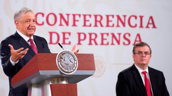 El presidente de México, Manuel López Obrador (i) y el secretario de Relaciones Exteriores, Marcelo Ebrard, durante una conferencia de prensa, el martes 22 de septiembre de 2020.