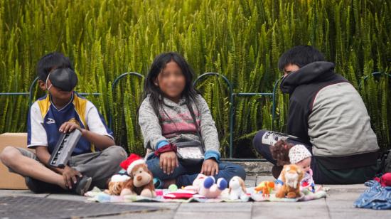 Tres niños venden juguetes sobre la avenida Naciones Unidas, en el norte de Quito, el martes 22 de septiembre de 2020.